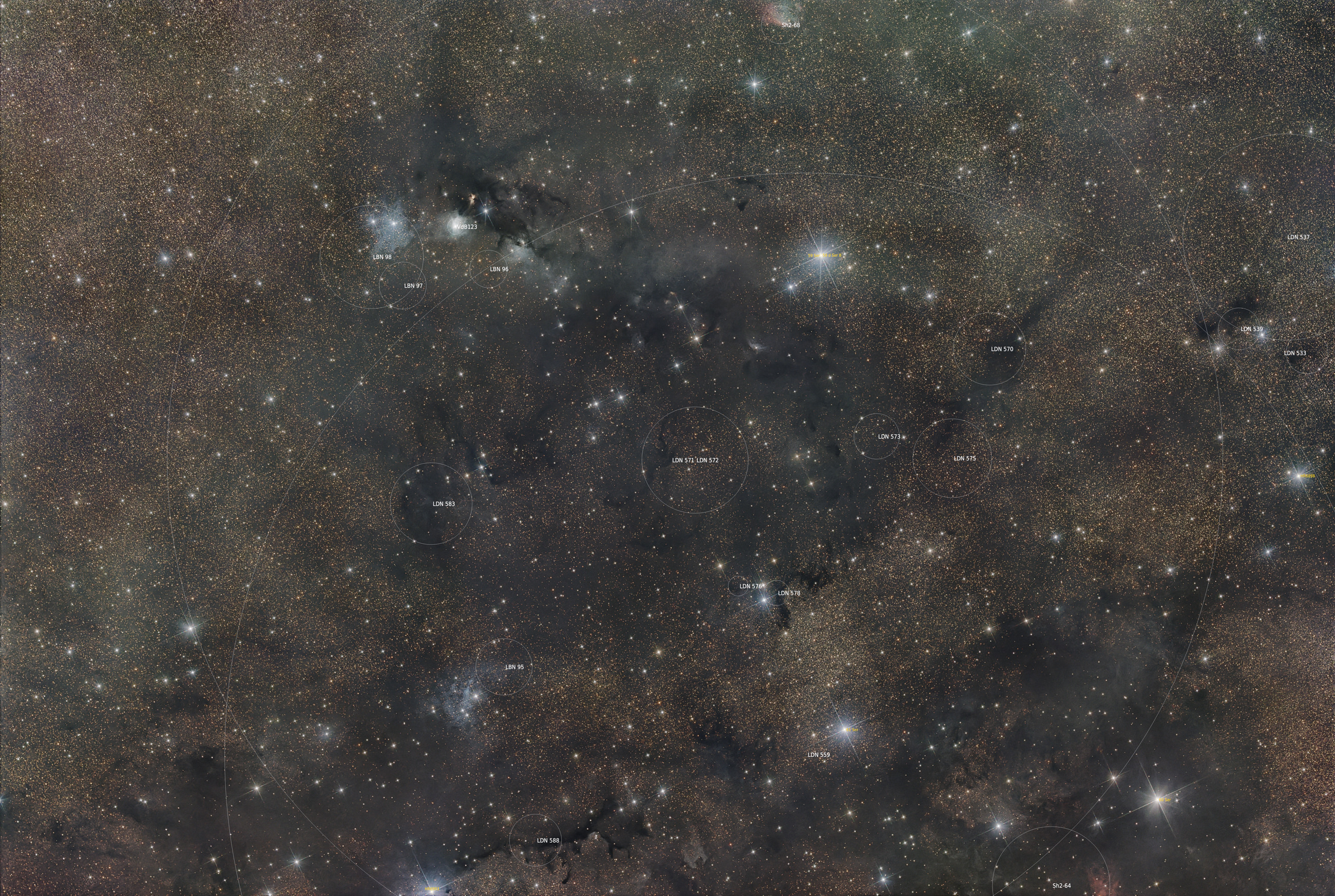 Die Serpens-Molekülwolke enthält den Reflexionsnebel vdB123 und einige Dunkelnebel aus dem Sharples- und dem Lynds Katalog der Dunkelnebel. Die Molekylwolke ist Teil des riesigen Aquila-Rifts, einer sehr ausgedehnten dunklen Region der Milchstraße.